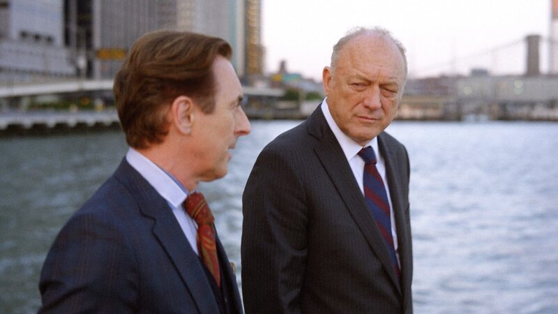 First from the left: Dr. Dylan Reinhart (Alan Cumming) – Bild: OPTN