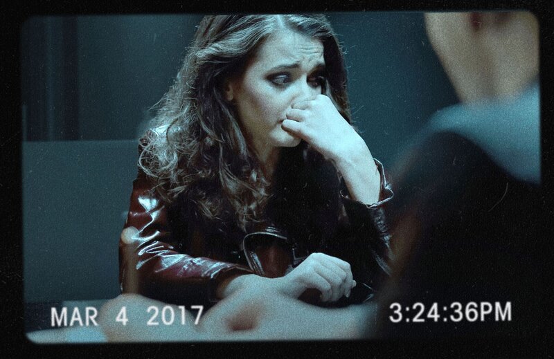Kamerabilder, die eine besorgte Frau zeigen, werden untersucht. – Bild: aetn /​ Crime + Investigation /​ A+E Networks