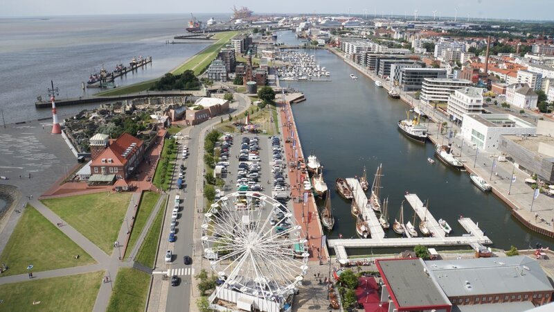 Die „Grand Lady“ in Bremerhaven. Die Aussichtsplattform auf dem Atlantic Hotel mit einer faszinierenden Aussicht. – Bild: Deborah Stöckle /​ BR, Bewegte Zeiten Filmproduktion GmbH
