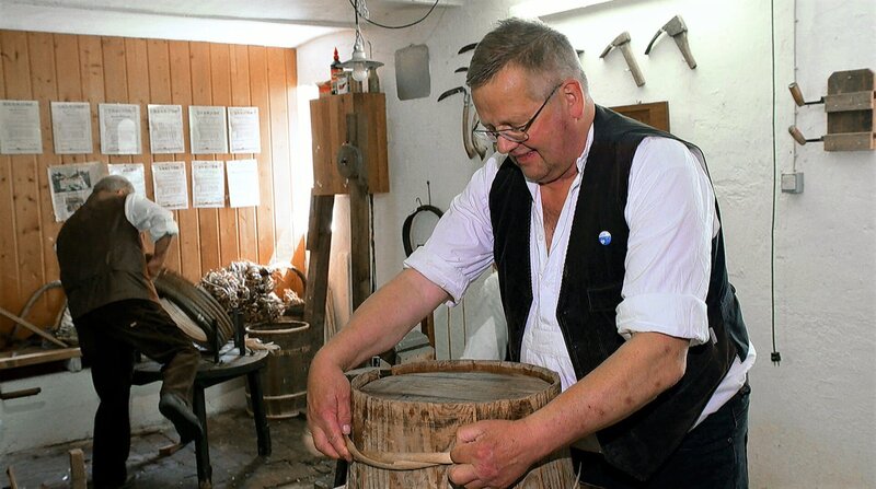 Die Bandreißer der Haseldorfer Marsch: Christian Gerdes legt das Band um das Fass. – Bild: 3sat