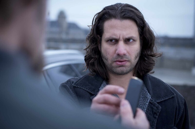 Was weiß Lutz Görnemann (Adam Bousdoukos) und vor wem hat er so große Angst? Kann Mick sein Geheimnis knacken? – Bild: SAT.1 /​ Martin Rottenkolber