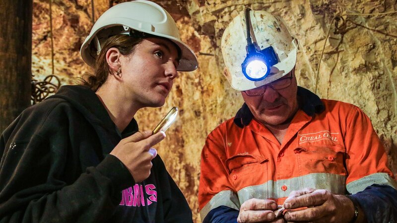 Angel Dempsey (l.) – Bild: Warner Bros. Discovery