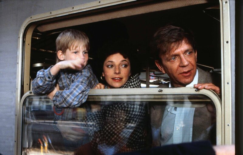 Von links: Helmut Bauer (Rudi Derse), Hanni Bauer (Monika Baumgartner) und Hubert Bauer (Dieter Schidor). – Bild: BR/​Neue Münchner Fernsehproduktion