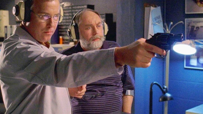 Grissom (William Petersen, l.) und Doc Robbins (Robert David Hall) versuchen den Tathergang zu rekonstruieren. – Bild: Foto: TVNOW /​ CBS