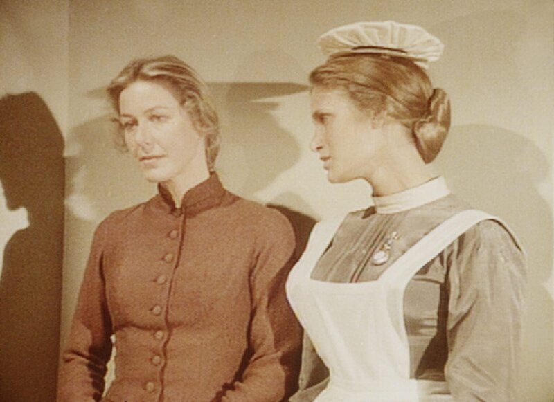 Caroline (Karen Grassle, l.) macht sich große Sorgen um ihre Tochter Mary. Doch Schwester Johnson (Naomi Ross, r.) kann sie beruhigen. Denn Mary besitzt eine kräftige Konstitution. – Bild: Worldvision Lizenzbild frei