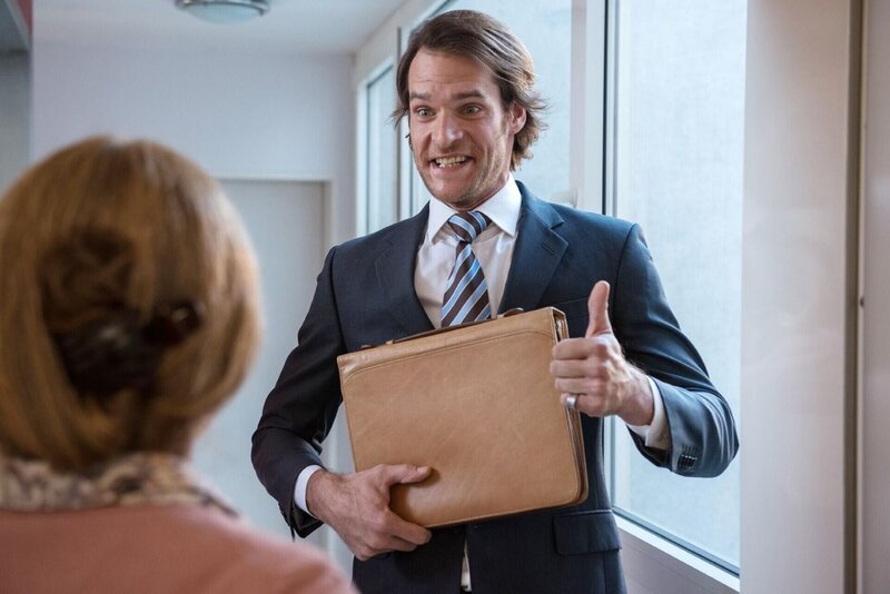 Tom (Frank Maier) ist motiviert und sucht sich einen Job als Versicherungsvertreter. – Bild: RTL /​ Stephanie Kulbach
