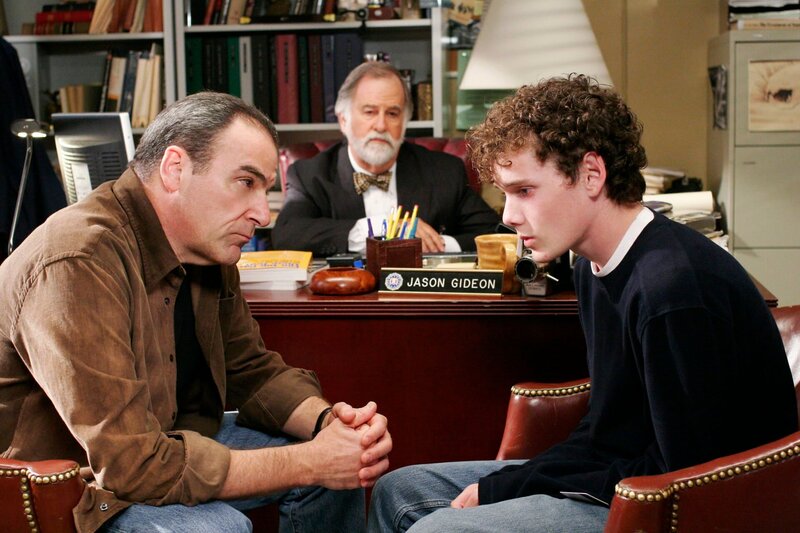 Gideon (Mandy Patinkin, l.), (Marvin Shapiro, M.), (Anton Yelchin, r.) – Bild: Touchstone Television