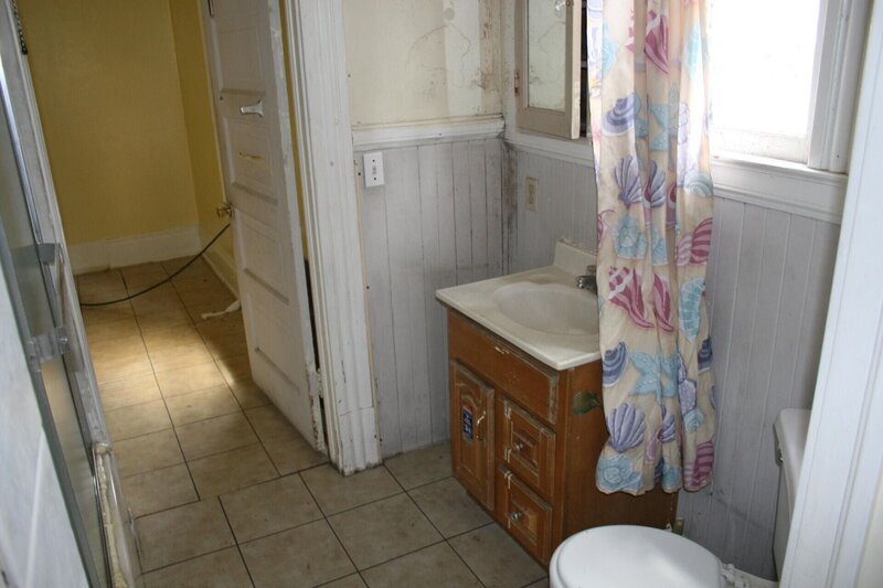 Der ungünstige Schnitt des kleinen Badezimmers bereitet Tarek und Christina Kopfzerbrechen … – Bild: 2015, HGTV/​Scripps Networks, LLC. All Rights Reserved. Lizenzbild frei