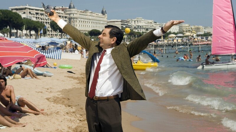 Mr. Bean (Rowan Atkinson) am Strand von Cannes.. – Bild: RTL II Mr. Bean (Rowan Atkinson) am Strand von Cannes.. – Bild: RTL II