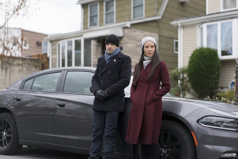 Holmes (Jonny Lee Miller, l.) und Watson (Lucy Liu, r.) müssen eine Frau finden, die jahrelang gefangen gehalten wird. Doch ihr Kidnapper scheint einen grausamen Plan zu fassen … – Bild: CBS Broadcasting, Inc.