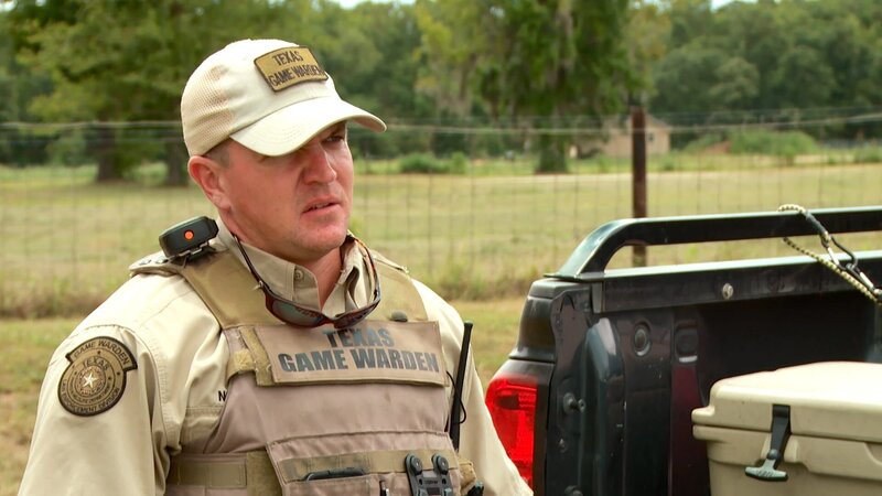 Jason Jones stands next to truck. – Bild: Animal Planet /​ Discovery Communications, LLC