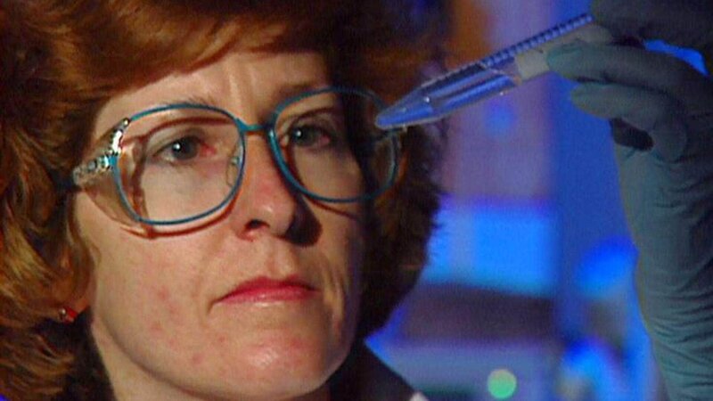 Mitte der 80er Jahre werden in den Bergen in der Nähe von Sacramento und im San Joaquin Valley in Kalifornien drei Frauenleichen gefunden. Alle Frauen wurden erdrosselt, ihre Haare abgeschnitten, ihre Kleidung in einem wahllosen Muster aufgeschnitten. Sie wurden offenbar mit Klebeband gefesselt, das jedoch nicht gefunden wird. Auch sichergestellte Samenspuren erweisen sich als unbrauchbar. Die Polizei tappt im Dunkeln. Einziger Hinweis: Der Radius der Fundstellen – 60 Meilen in verschiedenen Bundesstaaten – legt nahe, dass der Mörder sich mit den Ermittlungstechniken der Polizei auskennt. – Bild: RTL