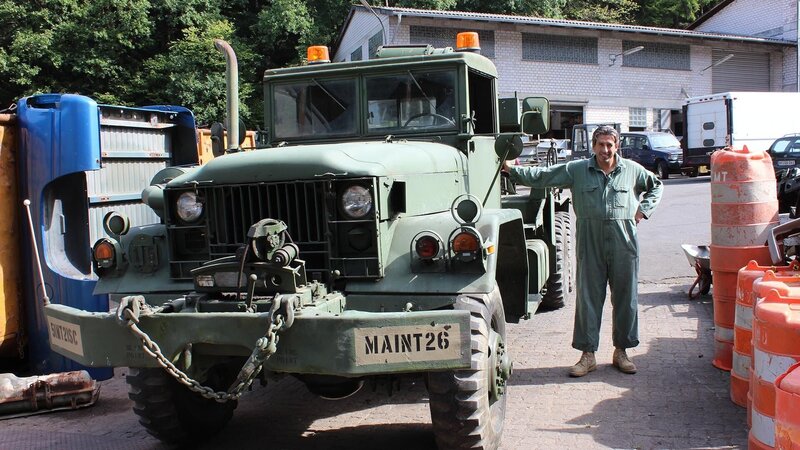 Michael Manousakis with truck. – Bild: DMAX