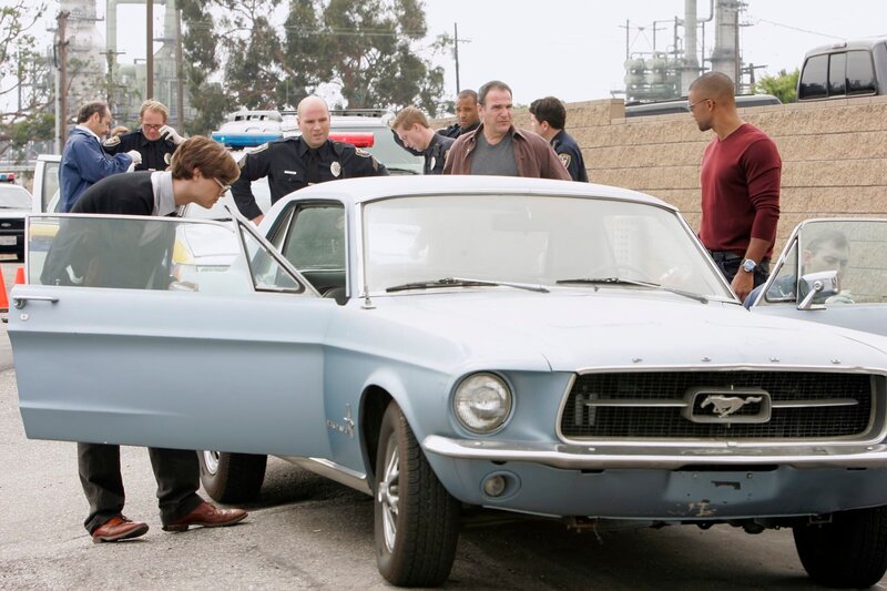 L-R: In North Mammon verschwinden drei Mädchen. Brooke, Polly und Kelly müssen im Versteck des Kidnappers ohne Essen und Wasser auskommen. Reid (Matthew Gray Gubler, vorne l.), Gideon (Mandy Patinkin, vorne M.) und Derek (Shemar Moore, vorne r.) machen sich mit diesem Fall vertraut … – Bild: 13TH STREET Universal