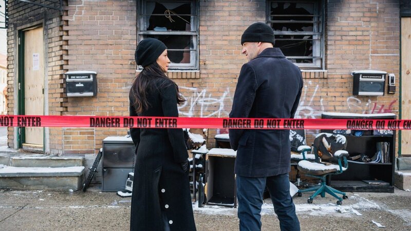 L-R: Dr. Joan Watson (Lucy Liu) und Sherlock Holmes (Jonny Lee Miller) – Bild: PLURIMEDIA (CBS Broadcasting Inc.)