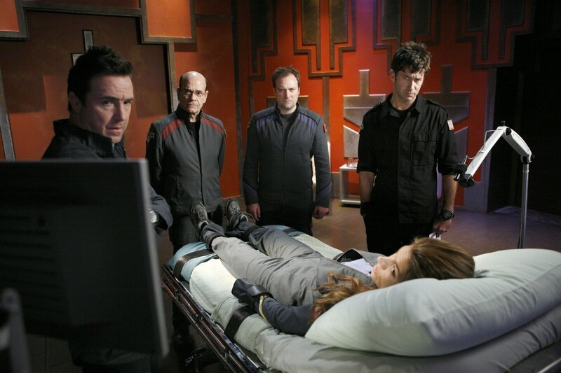 l-r: Dr. Carson Beckett (Paul McGillion), Richard Woolsey (Robert Picardo), Dr. Rodney McKay (David Hewlett), Lt. Colonel John Sheppard (Joe Flanigan), Neeva Casol (Dawn Olivieri) – Bild: PLURIMEDIA (Metro-Goldwyn-Mayer (MGM))