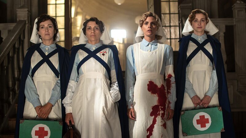 L-R: Pilar Muniz de Soraluce (Veronica Sanchez), Herzogin Carmen Angoloti (Alicia Borrachero), Julia Ballester (Amaia Salamanca), Magdalena Medina (Anna Moliner) – Bild: AXN White