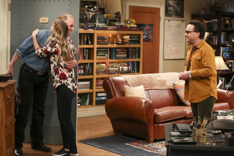 L-R: Wyatt (Keith Carradine), Penny (Kaley Cuoco), Leonard Hofstadter (Johnny Galecki). – Bild: 2019 WBEI. All rights reserved. /​ Michael Yarish Lizenzbild frei