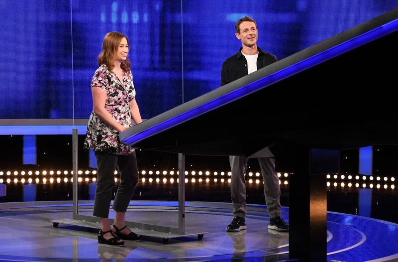 Moderator Alexander Bommes mit der Kandidatin Bettina Walz. – Bild: ARD/​Uwe Ernst