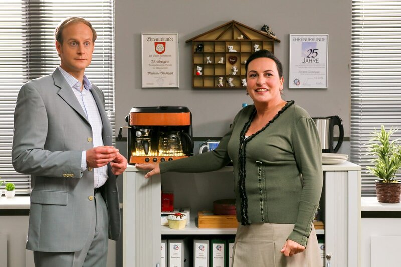 L-R: Felix Seitz (Gabor Biedermann) and Marianne Grasegger (Ursula Maria Burkhart) – Bild: Christian A Rieger