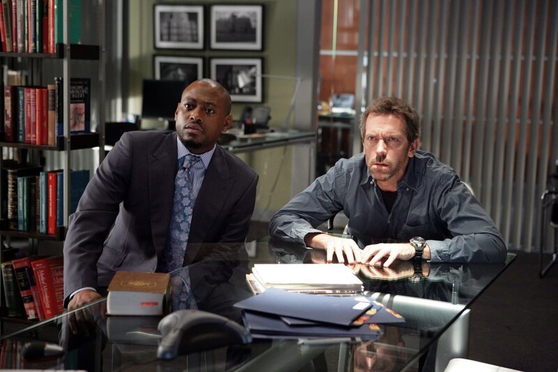 Die Psychiaterin Dr. Cate Milton, die sich gerade am Südpol befindet, ist erkrankt. Dr. Eric Foreman (Omar Epps, l.) und Dr. Gregory House (Hugh Laurie, r.) sollen eine Diagnose via Webcam stellen … – Bild: Credit: TVP S.A.,