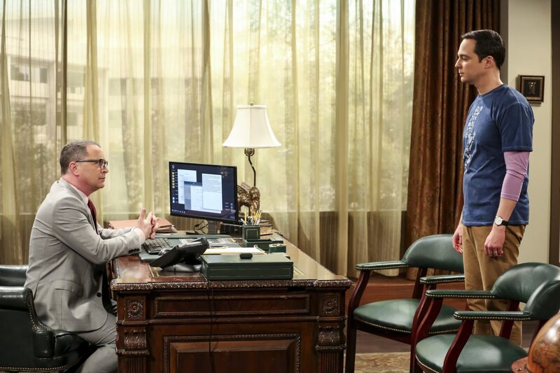 L-R: Präsident Siebert (Joshua Malina), Sheldon Cooper (Jim Parsons) – Bild: WBEI