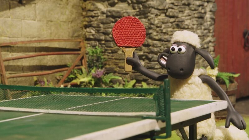 Bitzer und Shaun liefern sich ein spannendes Matsch an der Tischtennisplatte. – Bild: KiKA
