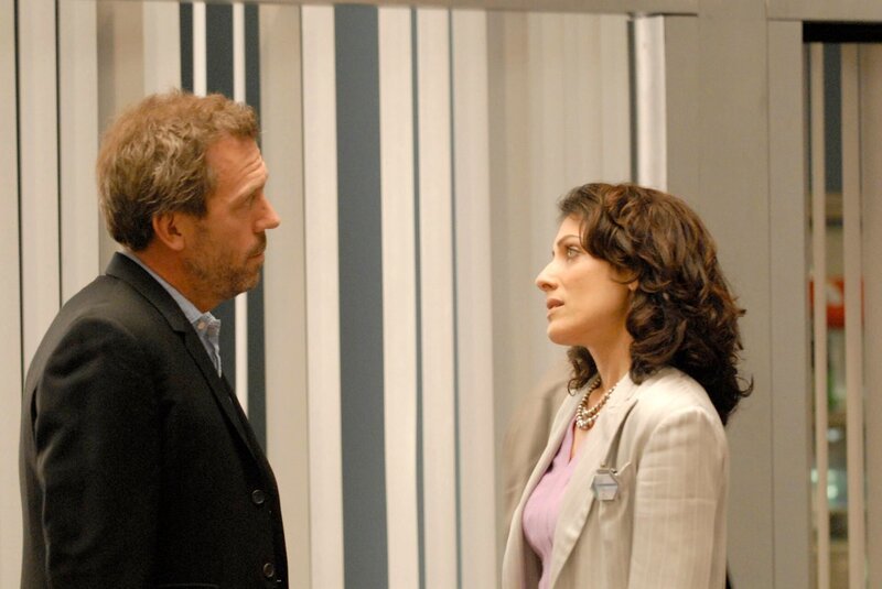 Eine berühmte Promi-Fotografin erleidet einen Schlaganfall. Da die Frau zudem schwanger ist, landet sie als Patientin bei Dr. House (Hugh Laurie). Der Mediziner stellt fest, dass das ungeborene Baby der Frau nicht lebensfähig ist und rät zu einer Abtreibung. Doch unterstützt von Cuddy (Lisa Edelstein) entscheidet sich die Frau dagegen und fordert Houses Unterstützung bei einer äußerst riskanten Operation. – Bild: OPTN
