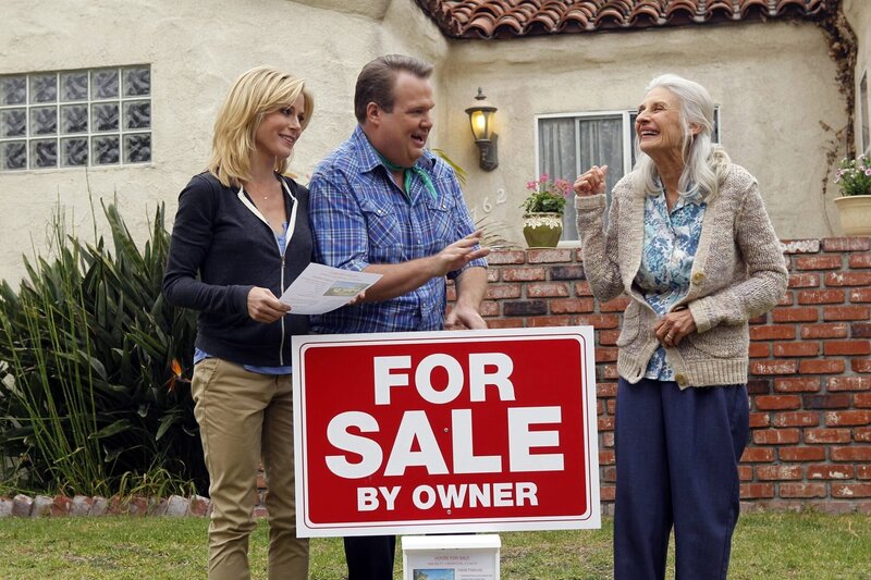 L-R: Claire Dunphy (Julie Bowen), Cameron Tucker (Eric Stonestreet), Mrs. Brooks (Irene Roseen) – Bild: PLURIMEDIA (Hopper Stone /​ Fox distribution)