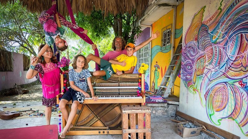 Familie Loosli Sieber: Anuhea, Gabriella Sieber, Jembé, René Loosli, Muendo – Bild: SRF