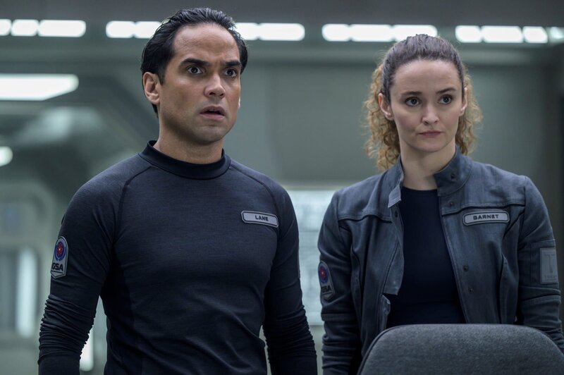 Lt. Spencer Lane und Lt. Sharon Garnet – Bild: Ark TV Holdings, Inc./​SYFY