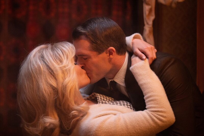 l-r: Barbara Parker (Gemma Arterton), Clive (Tom Bateman). – Bild: Ben Blackall /​ Sky Studios