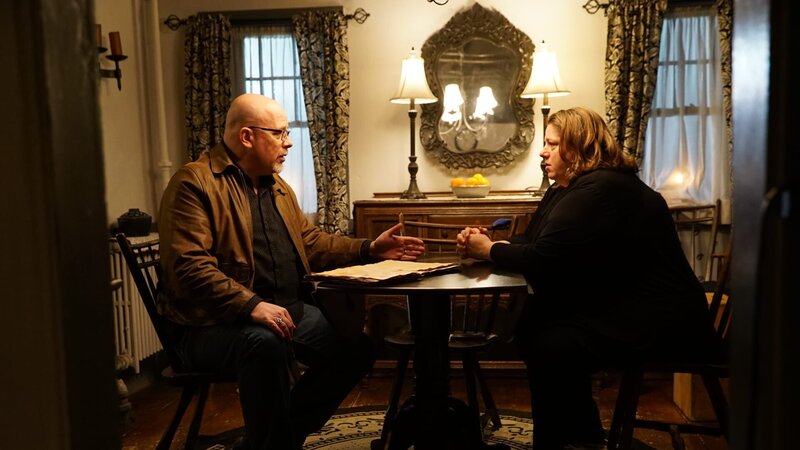 Dave Schrader discusses Hans Holzer’s notes from the first investigation of the Ayers-Allen House with current owner Tyreen Rauter in Metuchen, NJ. – Bild: Discovery, Inc.