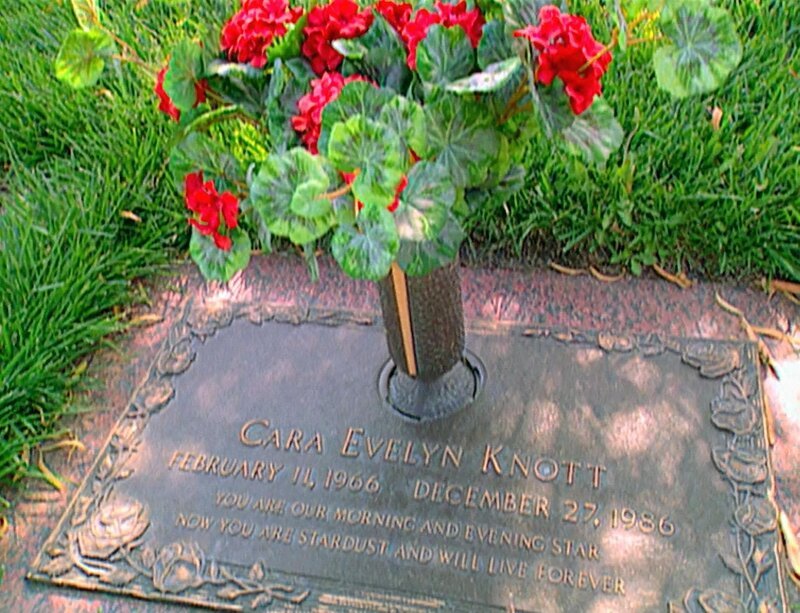 An einer wenig befahrenen Autobahnzufahrt wird die Leiche einer kalifornischen Schülerin gefunden. Was ist mit dem Mädchen passiert? – Bild: RTL An einer wenig befahrenen Autobahnzufahrt wird die Leiche einer kalifornischen Schülerin gefunden. Was ist mit dem Mädchen passiert? – Bild: RTL