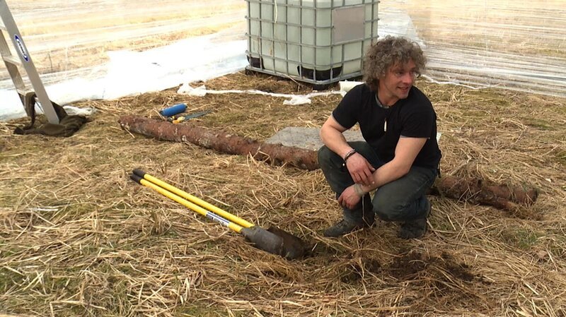 Matt Brown about to prep the soil in the greenhouse. – Bild: Discovery Communications