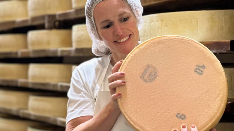Einstein Schweizer Käse: Was macht ihn so einzigartig? Kathrin Hönegger hält einen Käselaib in der Hand. – Bild: SRF