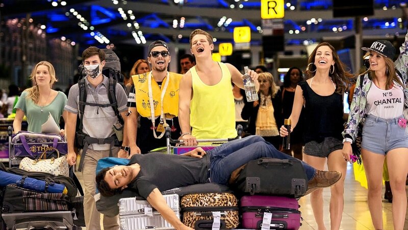 Sind noch begeistert von der Exkursion nach Thailand: (v.l.n.r.) Laura (Lena Klenke), Etienne (Lucas Reiber), Burak (Aram Arami), Danger (Max von der Groeben), Zeynap (Gizem Emre), Chantal (Jella Haase) und Lehrer Zeki (Elyas M’Barek, liegend). – Bild: Constantin Film International