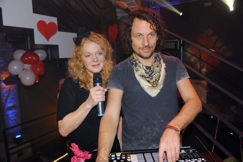 Die Band „2raumwohnung“ gibt ein Konzert im Mauerwerk – Bild: RTL /​ Rolf Baumgartner