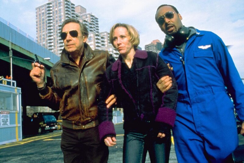 Die Schmugglerin Caryn Wyman (Charlotte d’Amboise) hat sich bereit erklärt, für die Ermittler Briscoe (Jerry Orbach, li.) und Green (Jesse L. Martin) den Lockvogel bei der nächsten Drogenübergabe zu spielen … – Bild: RTL