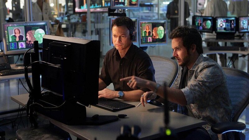 Detective Mac Taylor (Gary Sinise) und Adam Ross (A. J. Buckley) ermitteln im Fall einer ermordeten Frau, deren Aussehen nach mehreren Schönheitsoperationen einer Schaufensterpuppe ähnelte. – Bild: MG RTL D /​ CBS