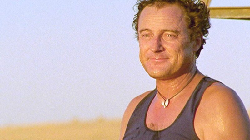 Aus welchem Grund kehrt Kevin (Richard Healy) nach 18 Jahren aus heiterem Himmel nach Drover’s Ranch zurück? – Bild: TVNOW
