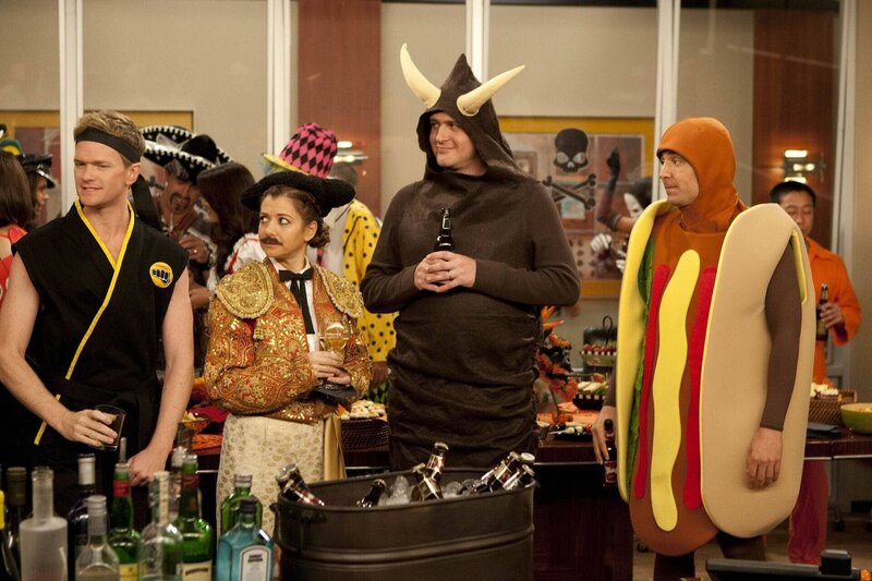 Es ist Halloween: Ted (Josh Radnor, r.), Marshall (Jason Segel, 2.v.r.), Barney (Neil Patrick Harris, l.) und Lily (Alyson Hannigan, 2.v.l.) feiern gemeinsam, nur Robin taucht nicht auf. Die Freunde machen sich Gedanken wo sie nur stecken könnte … – Bild: 20th Century Fox International Television Lizenzbild frei