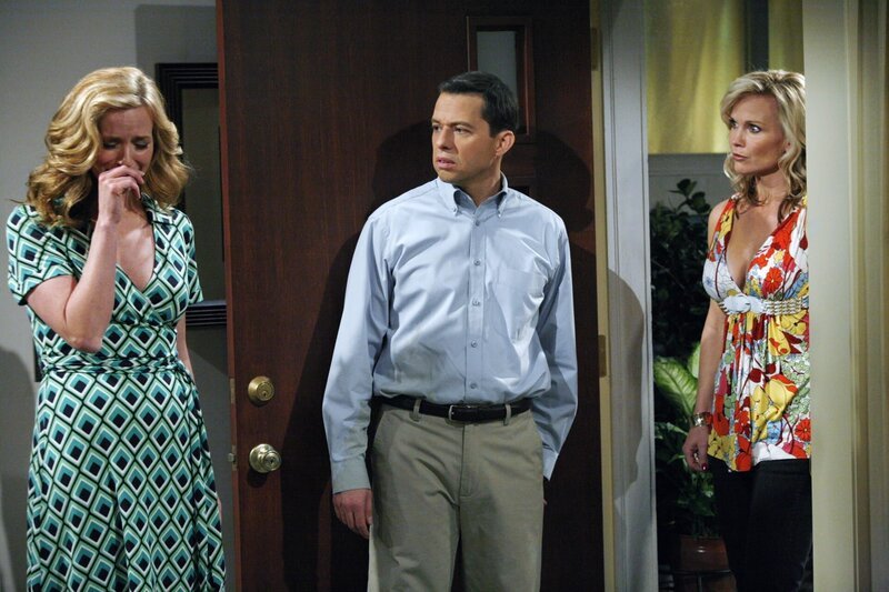 Alan (Jon Cryer, M.) hat soeben die Beziehung mit Donna (Kimberly Quinn, l.) beendet, weil sie ihm zu langweilig geworden ist, als plötzlich Georgia (Sandra Dee Robinson, r.) in der Tür steht, die von Donna eigentlich für einen flotten Dreier bestellt wurde … – Bild: Warner Brothers Entertainment Inc. Lizenzbild frei