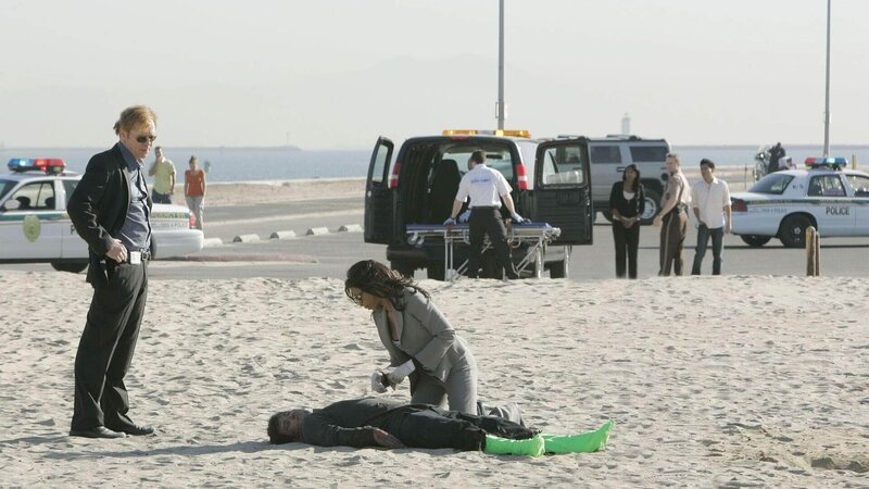Lt. Horatio Caine (David Caruso, li.) und Alexx Woods (Khandi Alexander) untersuchen am Strand von Miami die Leiche eines Mannes, der von einer Landmine getötet wurde.Offenbar wollte hier jemand verhindern, dass kubanische Profisportler illegal ins Land einreisen. – Bild: SUPER RTL