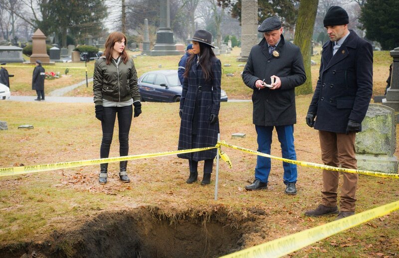 L-R: Kitty (Ophelia Lovibond), Joan (Lucy Liu), Gregson (Aidan Quinn) und Sherlock (Jonny Lee Miller) – Bild: 2016 CBS Broadcasting, Inc. All Rights Reserved /​ Jeff Neira Lizenzbild frei
