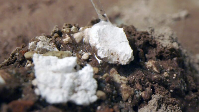 Hochreaktiver Branntkalk ist ein wichtiger Bestandteil des römischen „Opus Caementitium“ – einem Baustoff, der sich selbst reparieren kann. – Bild: ZDF und Felix Greif