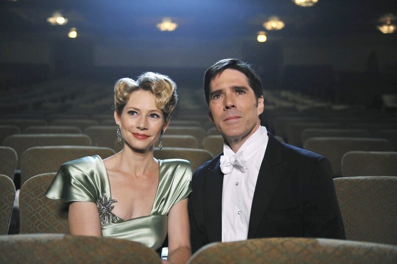Während Hotch (Thomas Gibson, r.) um sein Leben kämpft hat er immer wieder Visionen von seiner verstorbenen Ehefrau Haley (Meredith Monroe, l.) … – Bild: PLURIMEDIA (ABC Studios)