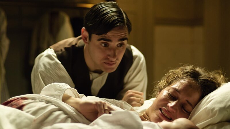 Andrés (Llorenç González) und Belén (Marta Larralde) sind stolze Eltern eines Sohnes. – Bild: AXN White