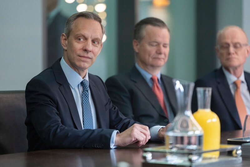 vorne: Bill Adler (Trevor White) – Bild: Nick Strasburg/​HBO