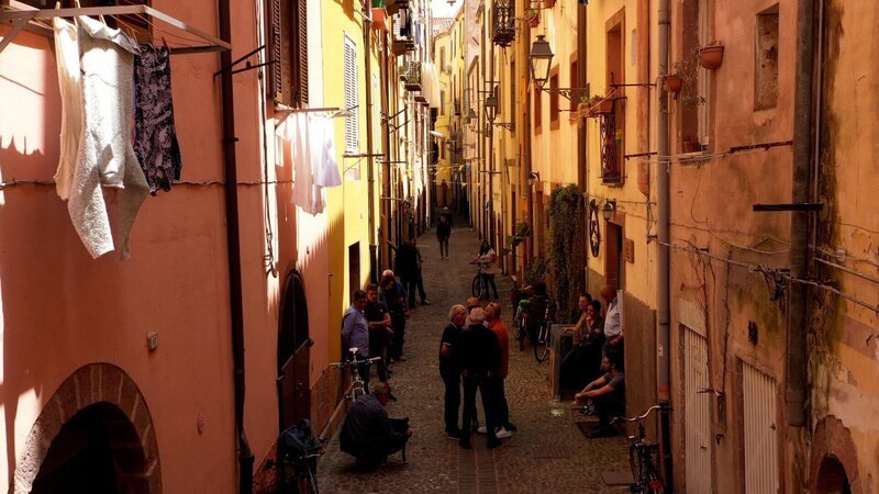 Das Dorf Bosa mit seinen pastellfarbenen Häusern gilt als eines der schönsten in Italien. – Bild: ZDF und Ampersand